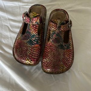 Alegria rainbow snake clogs size 41